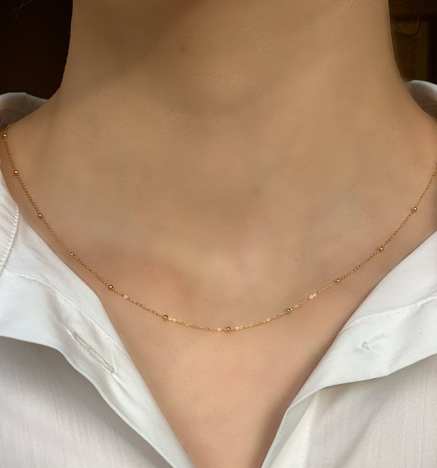 Halskette mit kleinen Goldkügelchen