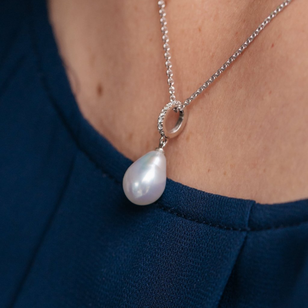Whitel Gold Pearl and diamond pendant.
