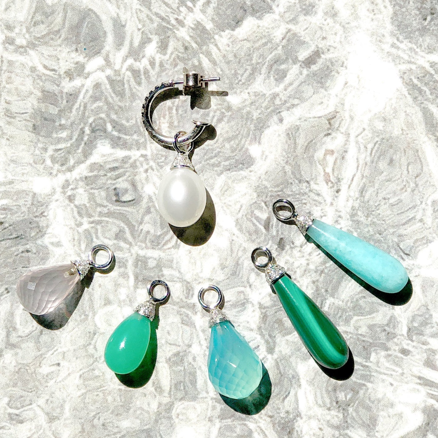 Creolen van witgoud CHRYSOPRASE EN diamant.