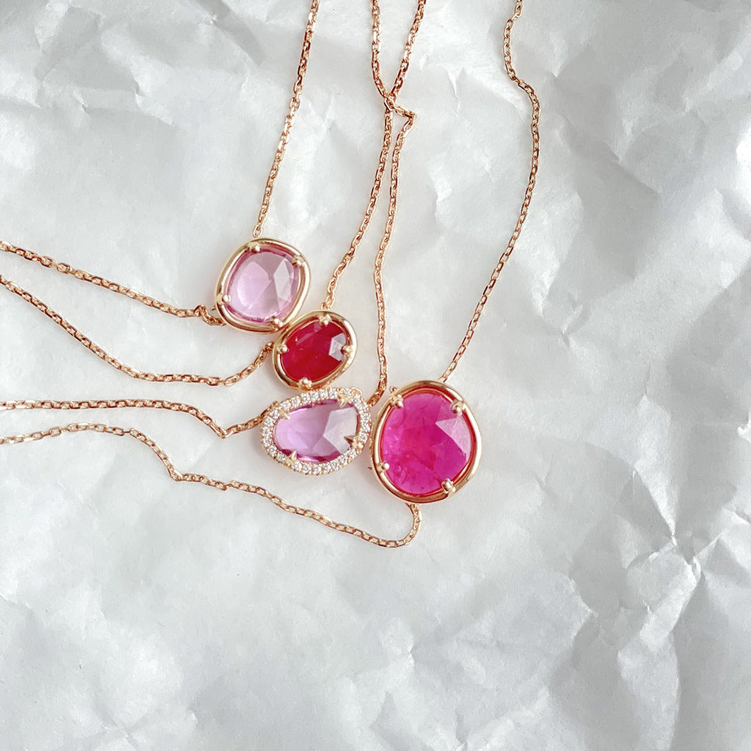 Roze Bladsaffier en Diamanten Ketting