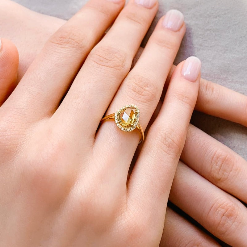 Bague "Pétales de saphirs" - Saphir jaune diamanté