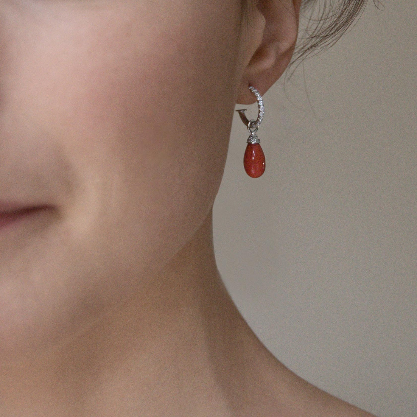 Créoles or blanc, diamants et corail.