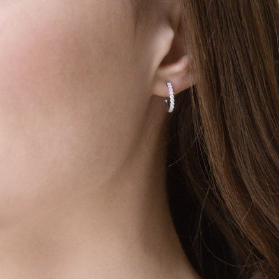 Créoles or blanc, diamants et cornaline.