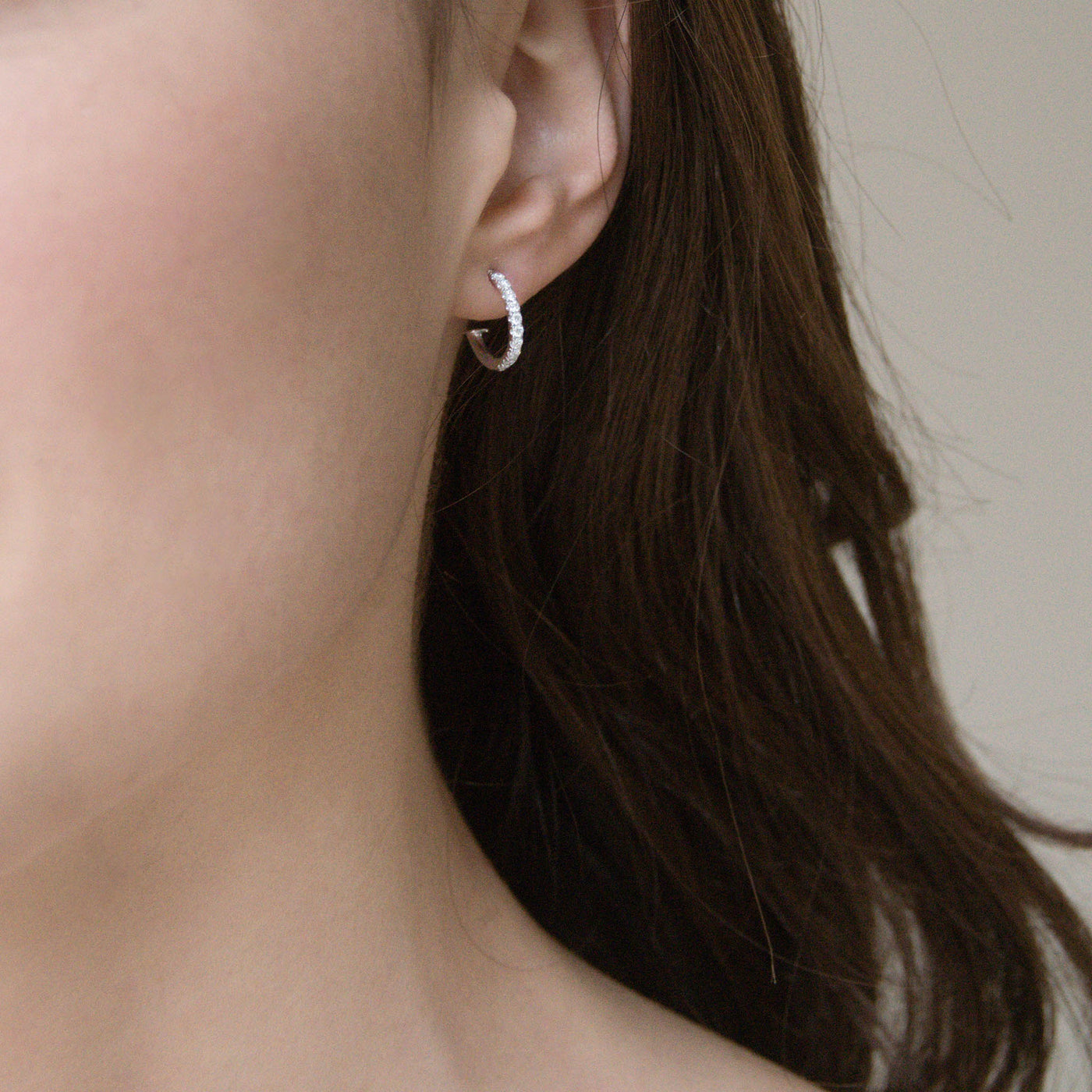 Créoles or blanc, diamants et quartz rose.