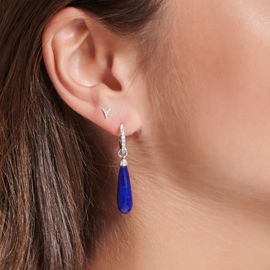 Créoles or blanc, diamants et lapis lazuli.