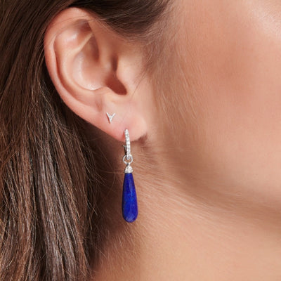Créoles or blanc, diamants et lapis lazuli.