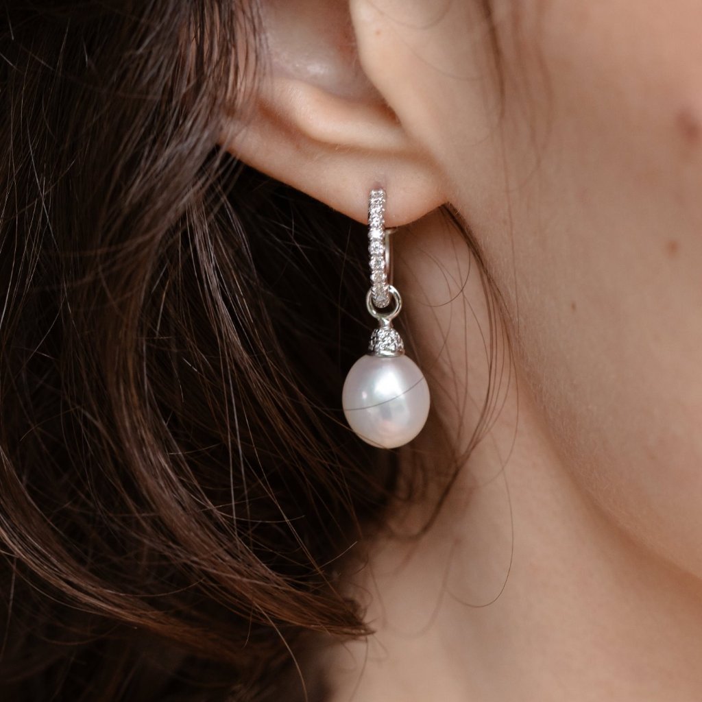 Créoles or blanc, diamants et perle.