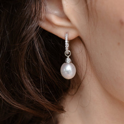 Créoles or blanc, diamants et perle.