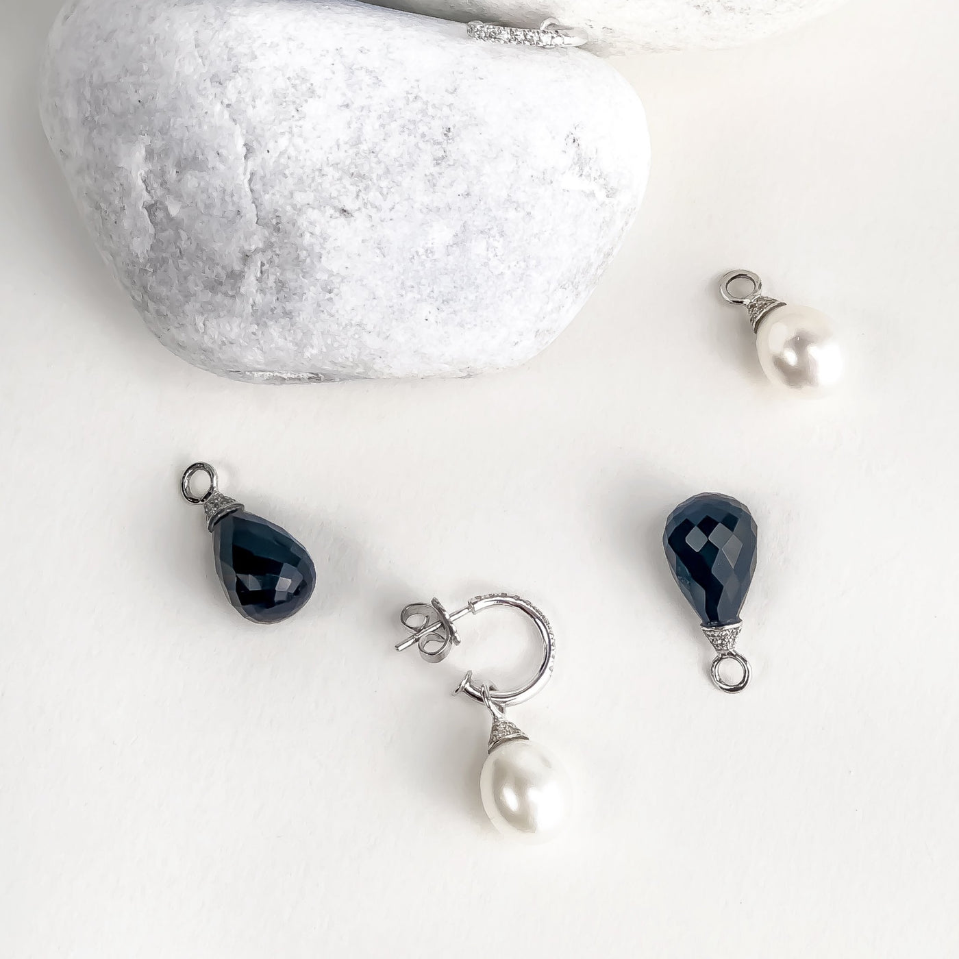 Créoles or blanc, diamants et perle.