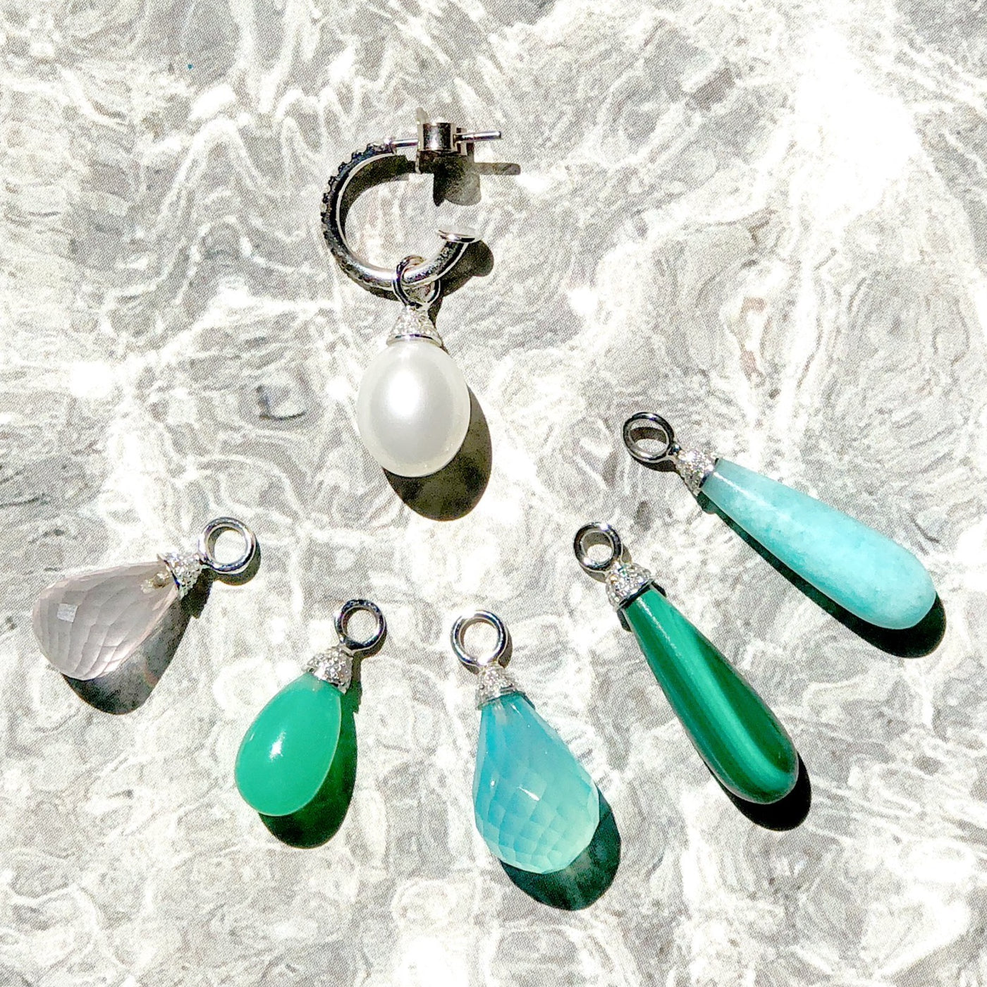 Créoles or blanc, diamants et quartz rose.