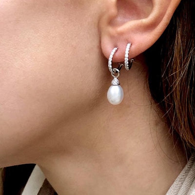 Créoles or blanc, diamants et perle.