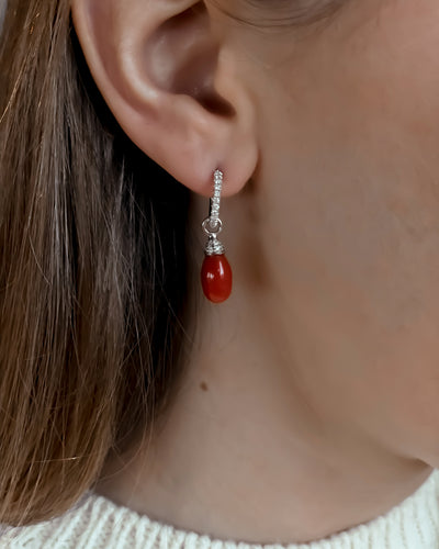 Créoles or blanc, diamants et corail.