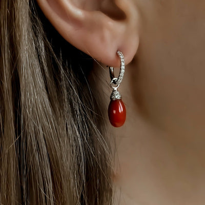 Créoles or blanc, diamants et corail.
